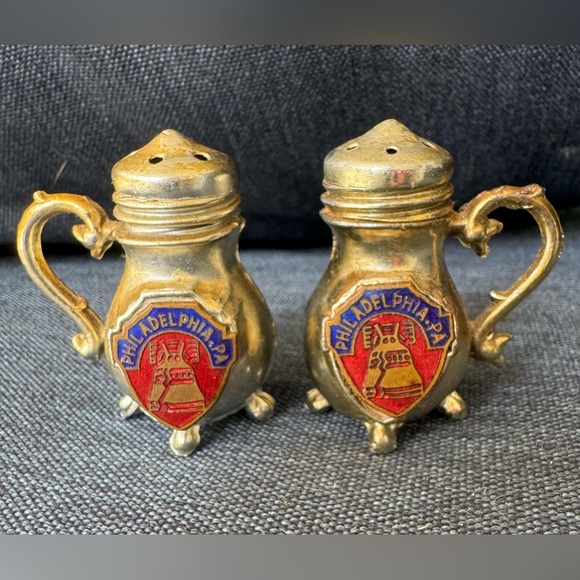 Vintage Liberty Bell Pennsylvania PA Salt & Pepper Shakers - Picture 1 of 9
